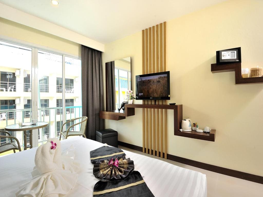 Deluxe Double Room with Balcony room - Image 2
