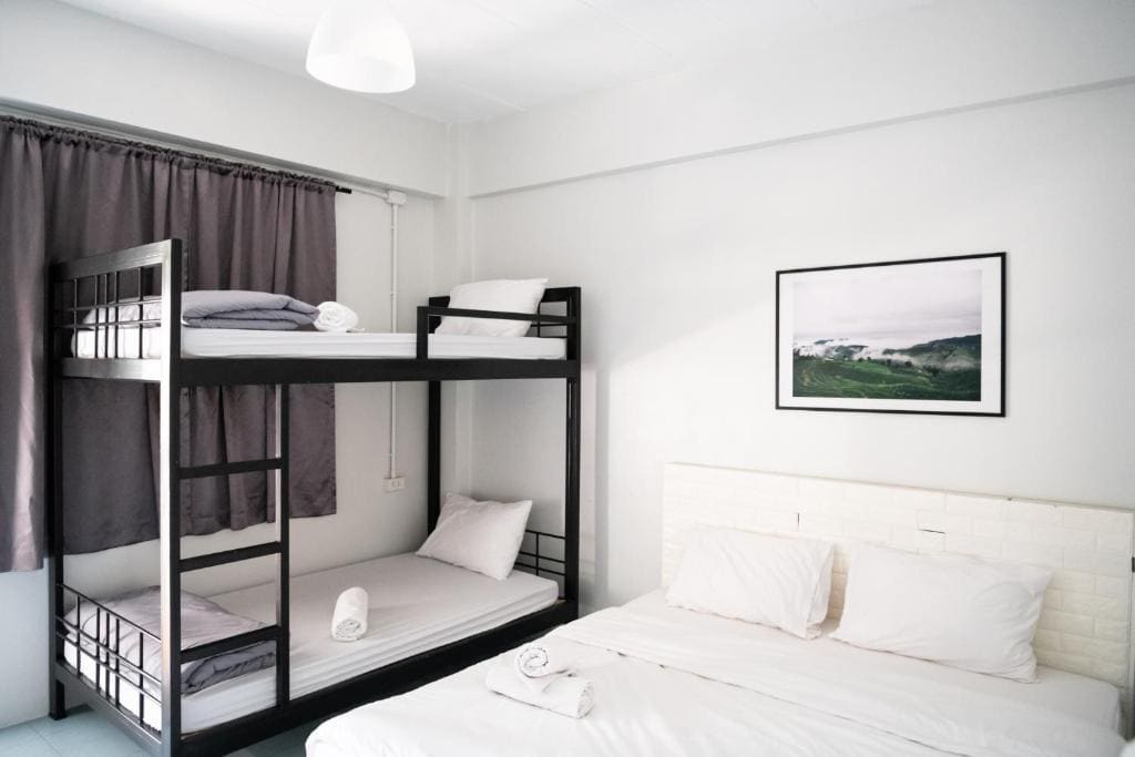 Standard Quadruple Room room - Image 1