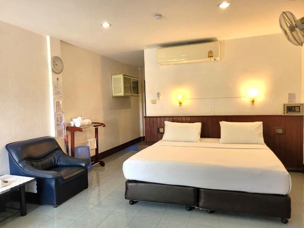 Deluxe Double Room with Pool View room - Image 1