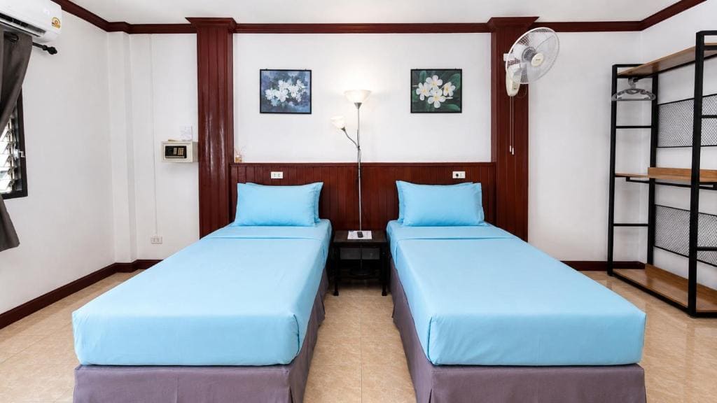 Deluxe Twin Room with Balcony room - Image 2