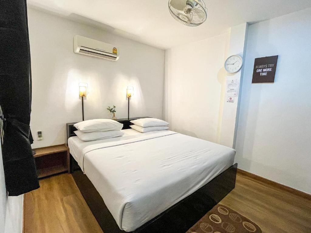 Deluxe Double Room with Pool View room - Image 2