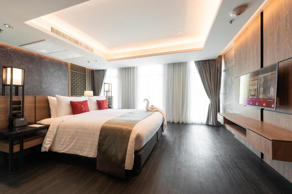 One-Bedroom King Suite room - Image 3