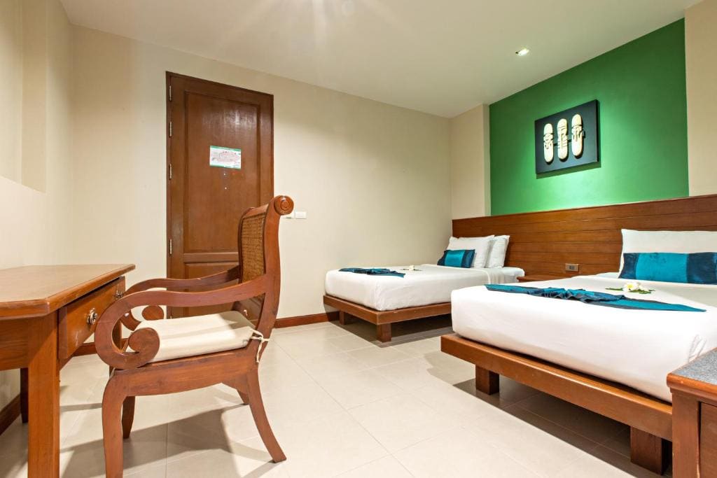 Deluxe Family Room with Pool View room - Image 2