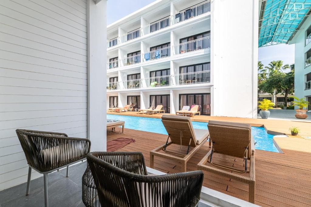 Grand Deluxe Poolside room - Image 1