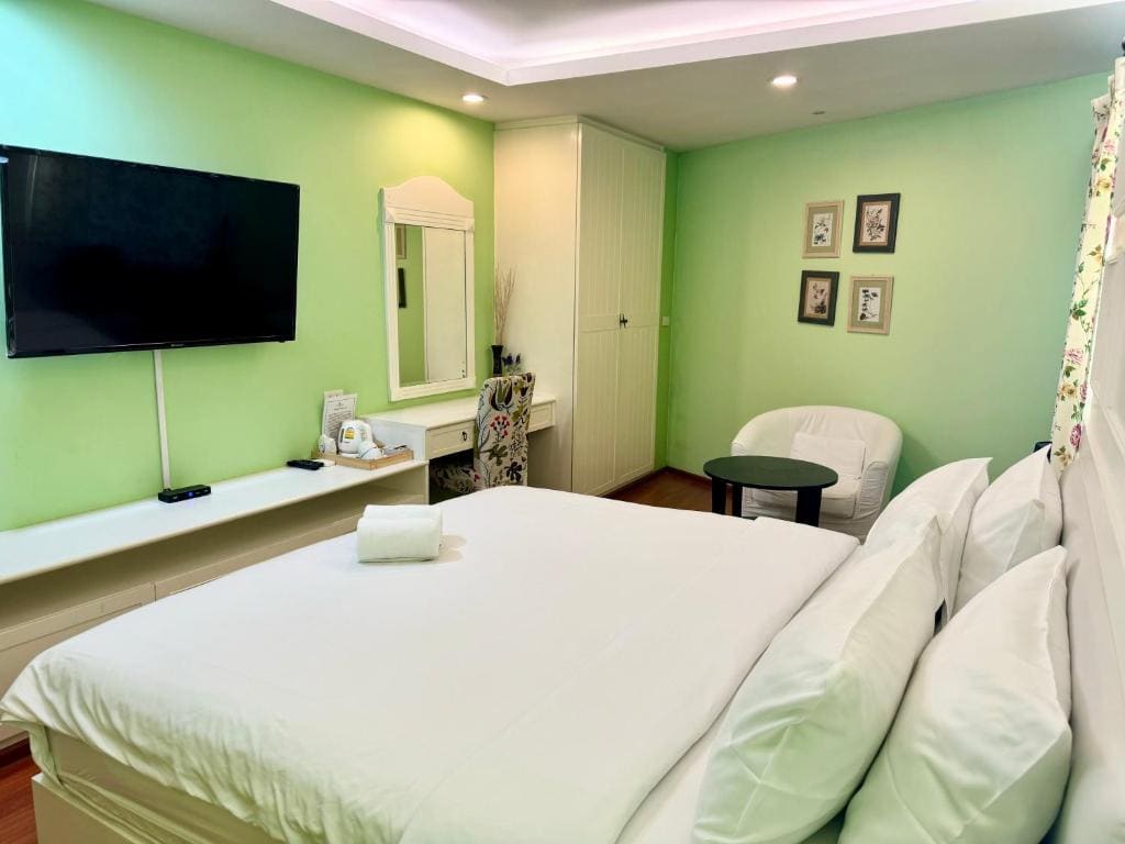 Queen Room with Garden View room - Image 2