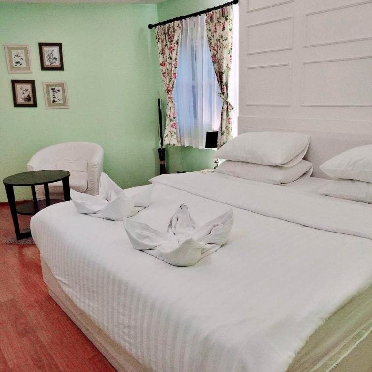 Queen Room with Garden View room - Image 1