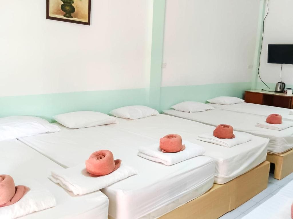 10-Bed Mixed Dormitory Room room - Image 2