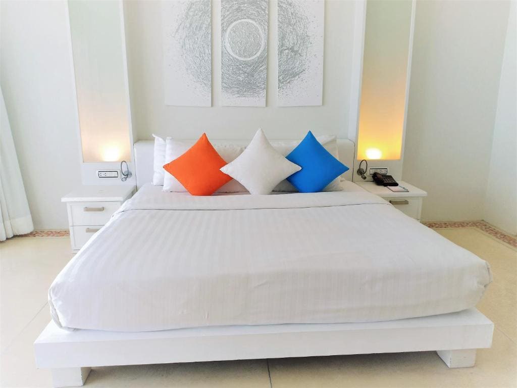 Ocean Pool Villa room - Image 1