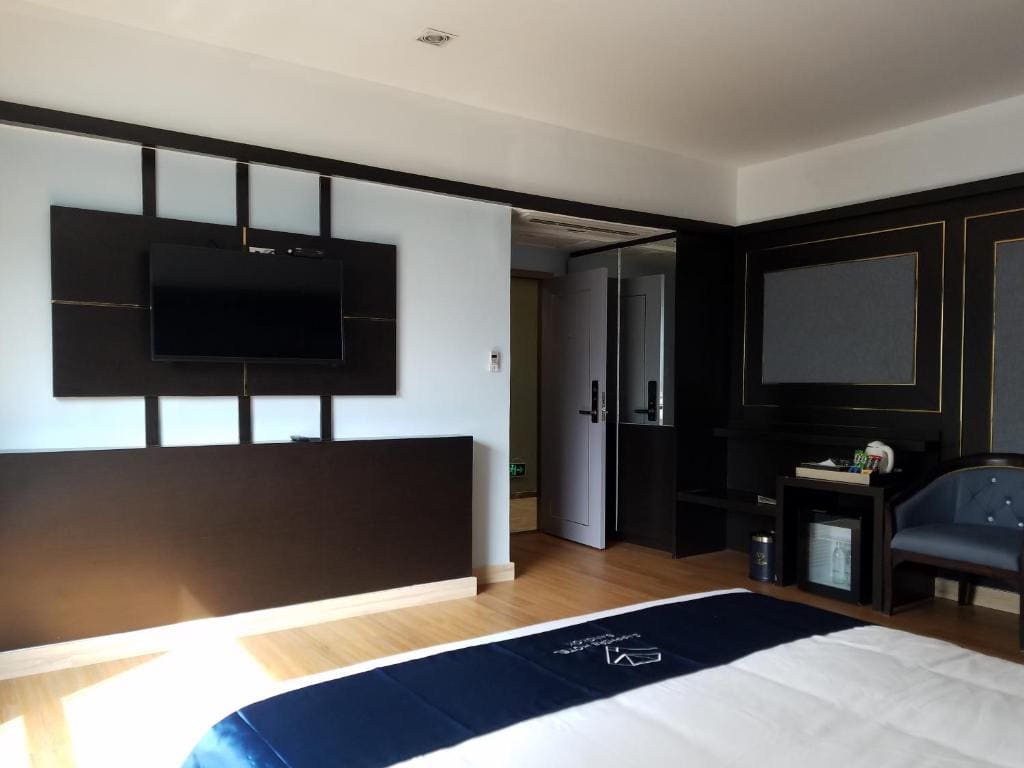 Deluxe Queen Room room - Image 2