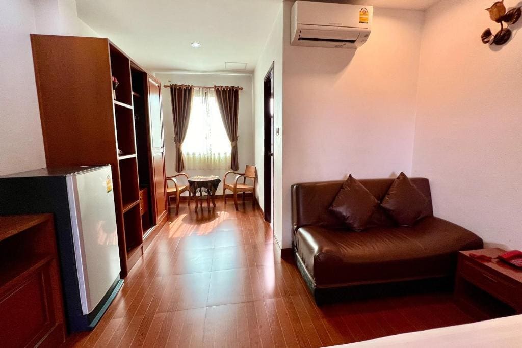 Studio with Sofa Bed room - Image 2