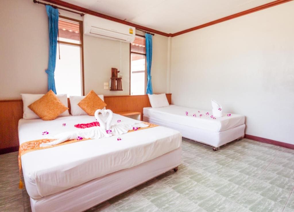 Deluxe Room (3 Adults) with Living Room room - Image 1