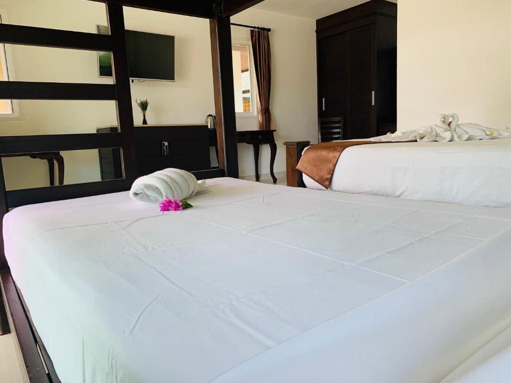 Deluxe Two-Bedroom Family Bungalow room - Image 1