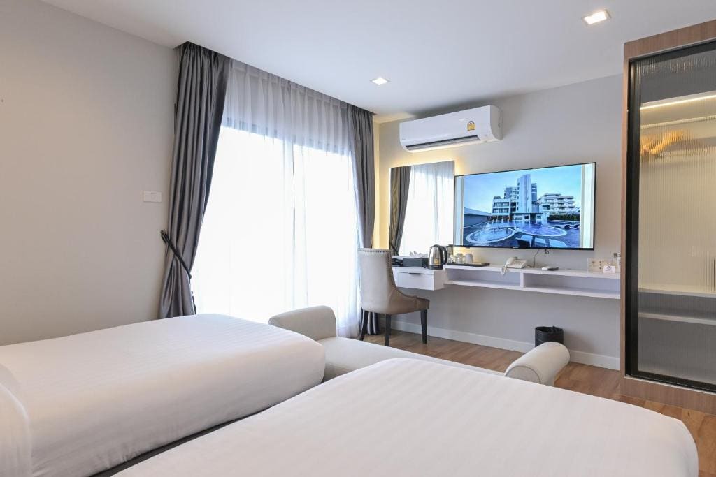 Suite Double Room with Jacuzzi room - Image 3