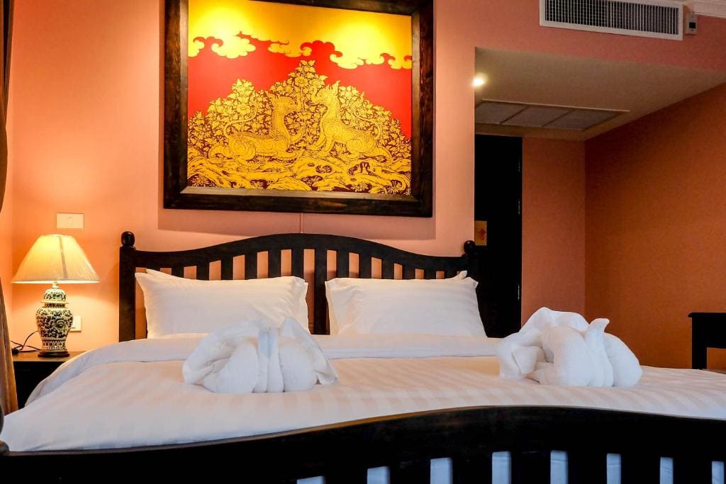 Deluxe Corner Double Room - Thai room - Image 3