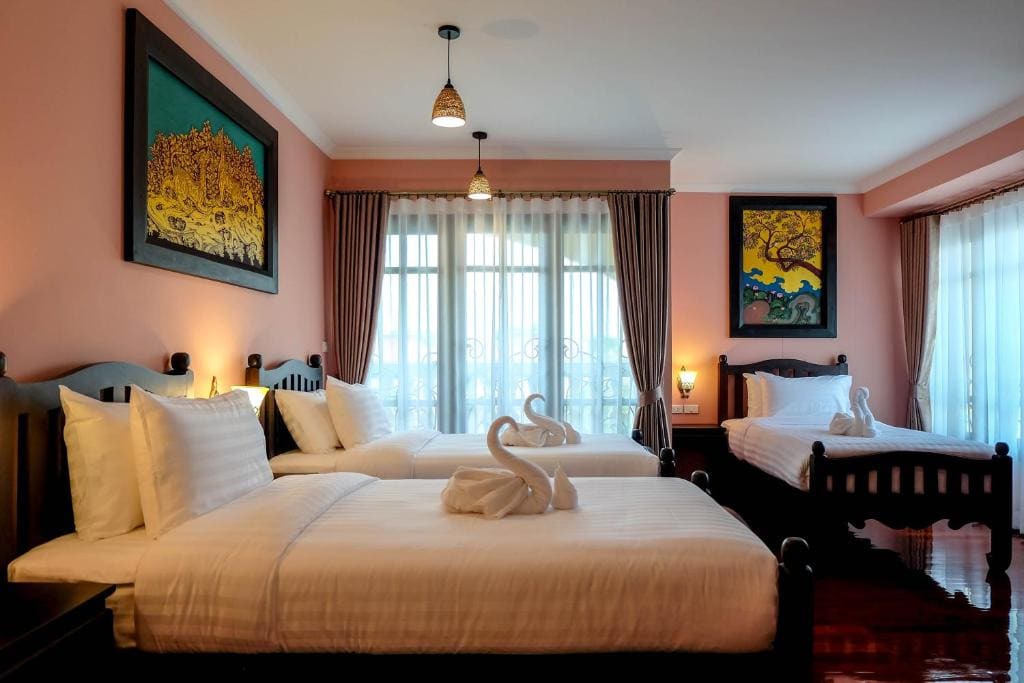 Deluxe Corner Room with Three Single Beds - Thai room - Image 2