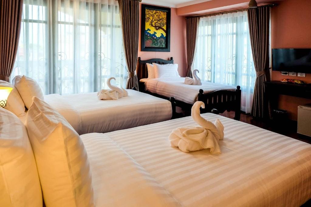 Deluxe Corner Room with Three Single Beds - Thai room - Image 3