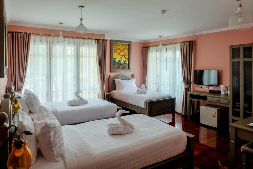 Deluxe Corner Room with Three Single Beds - Thai room - Image 1