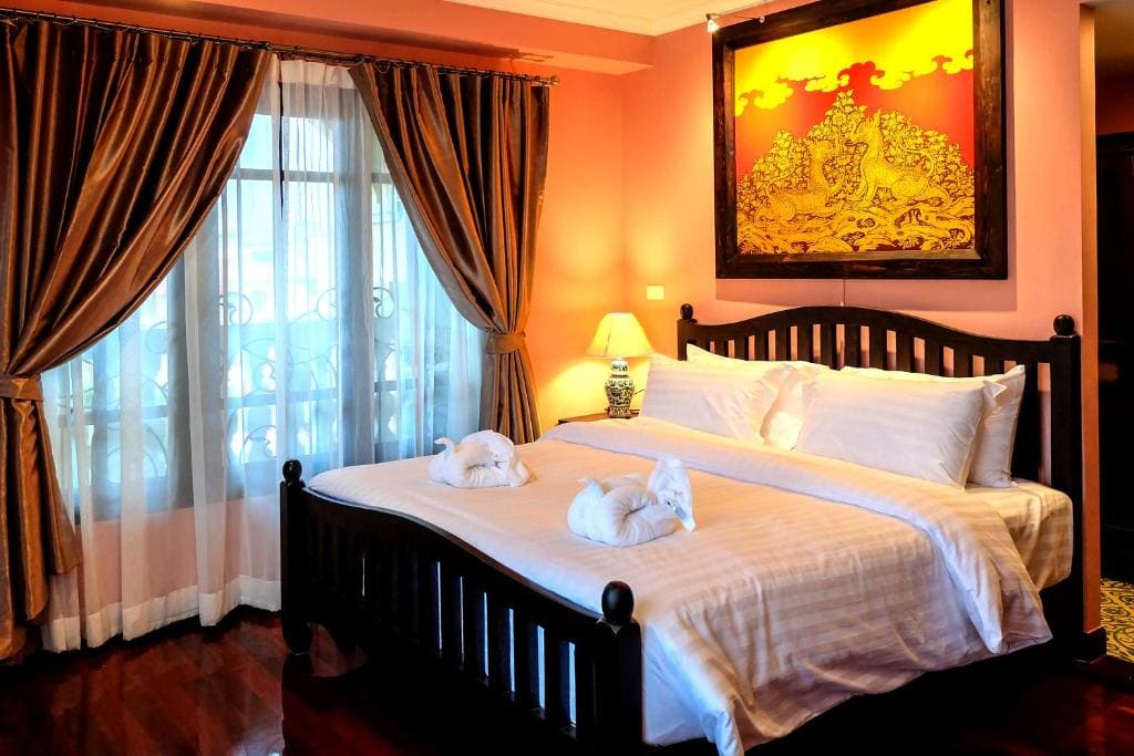 Deluxe Corner Double Room - Thai room - Image 1