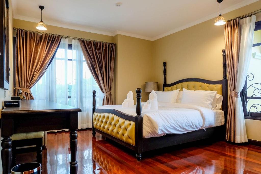 Grand Deluxe Double Room with Bathtub room - Image 2