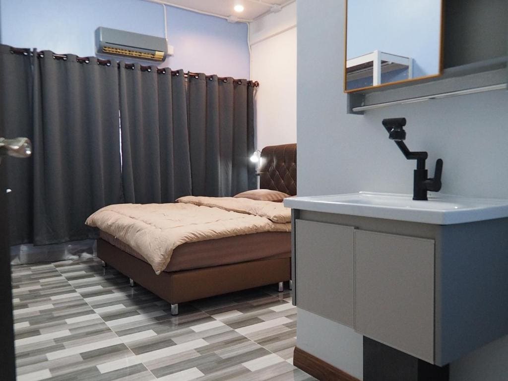 Deluxe King Room room - Image 1