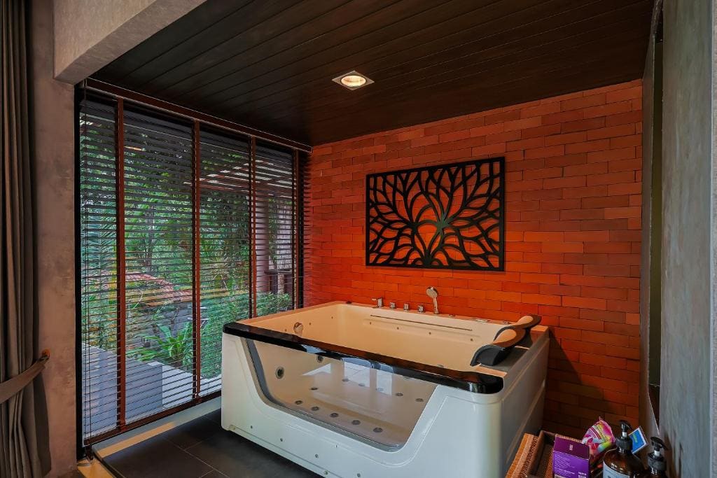 Deluxe Honeymoon Suite room - Image 3