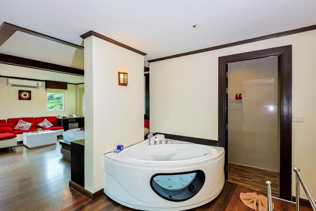 Superior Honeymoon Suite room - Image 3