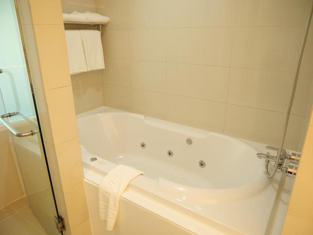Deluxe Double or Twin Room with Spa Bath room - Image 3