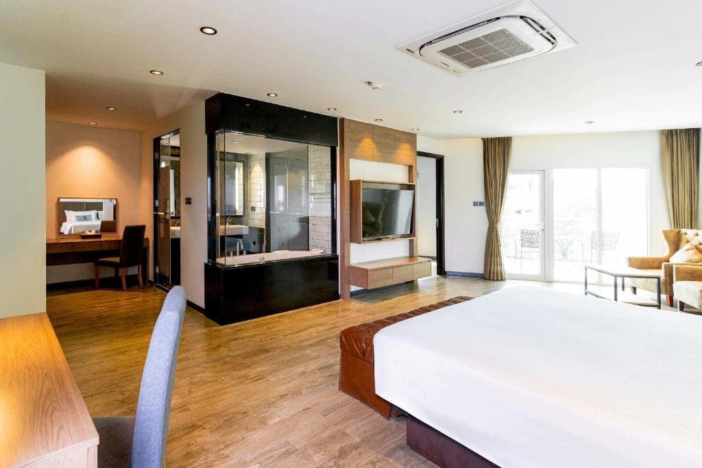 Junior King Suite with Balcony and Kitchenette - City View/Non-Smoking room - Image 2