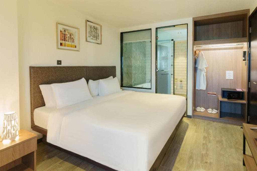 Deluxe King Suite with Balcony and City View - Non-Smoking room - Image 1
