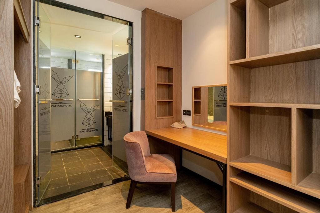 Junior King Suite with Balcony and Kitchenette - City View/Non-Smoking room - Image 1