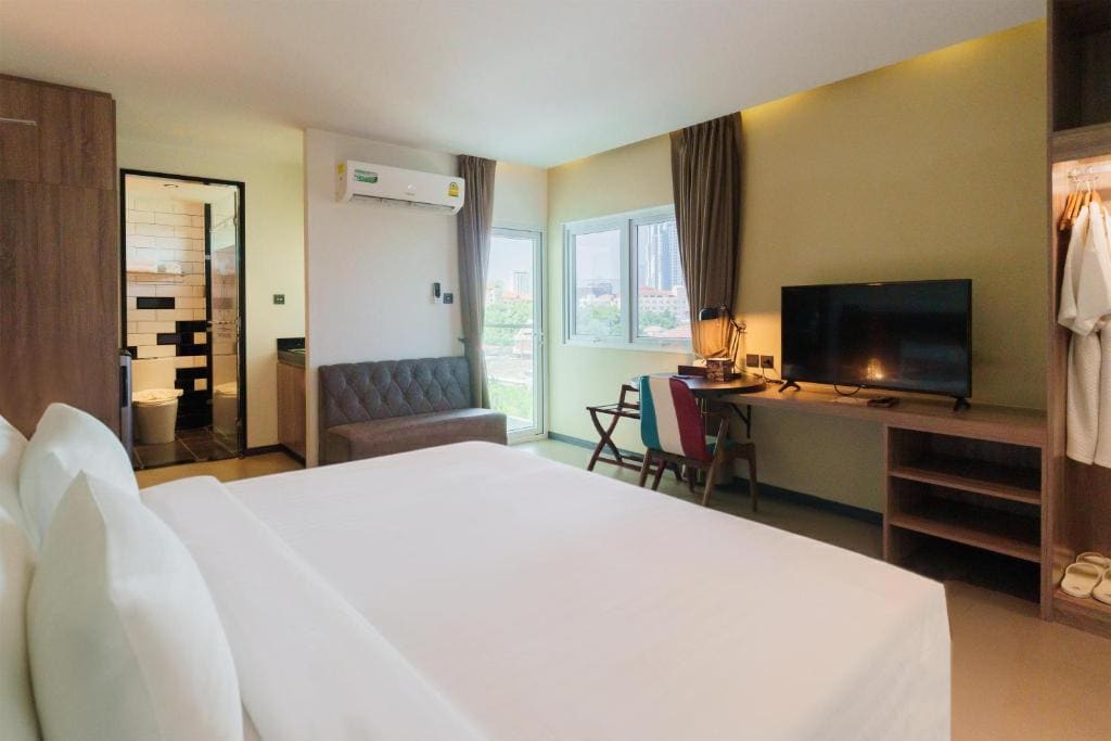 Deluxe King Room with Balcony and City View - Non-Smoking room - Image 1