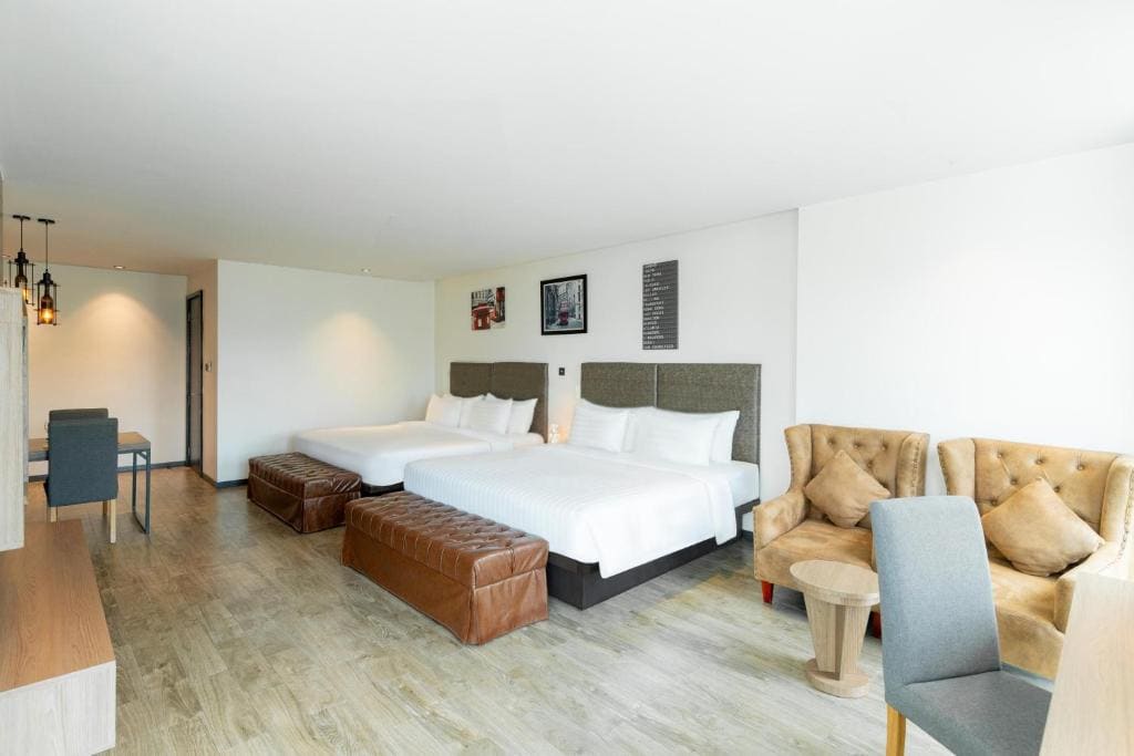 Superior King Room with Balcony and City View - Non-Smoking room - Image 2