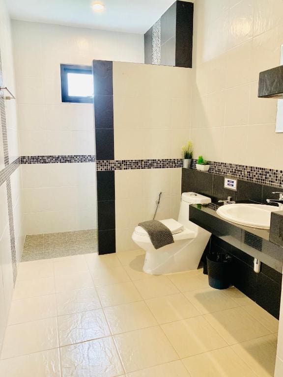 Deluxe Family Room room - Image 2
