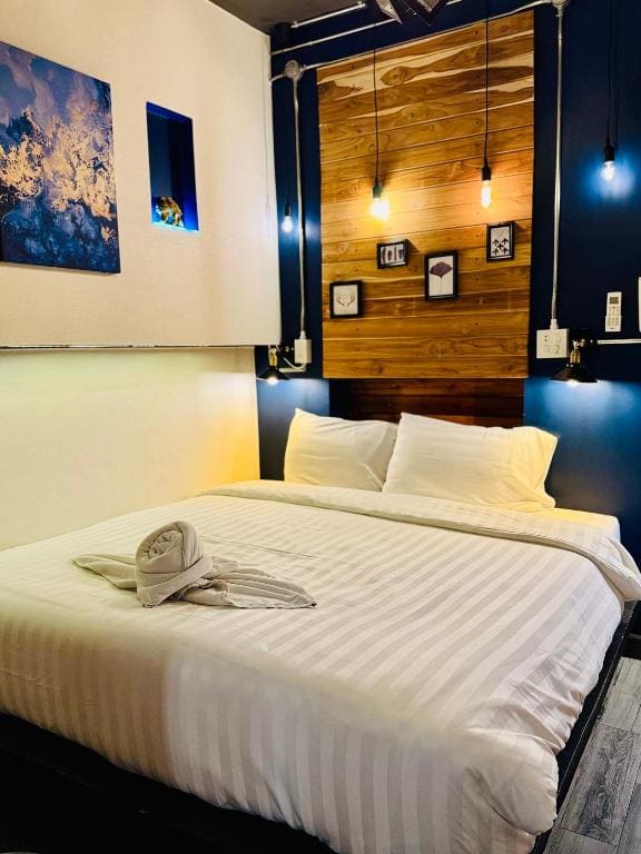 Small Double Room room - Image 2