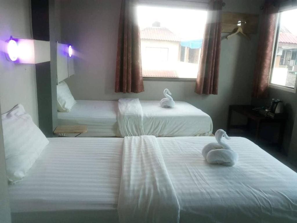 Deluxe Twin Room room - Image 2