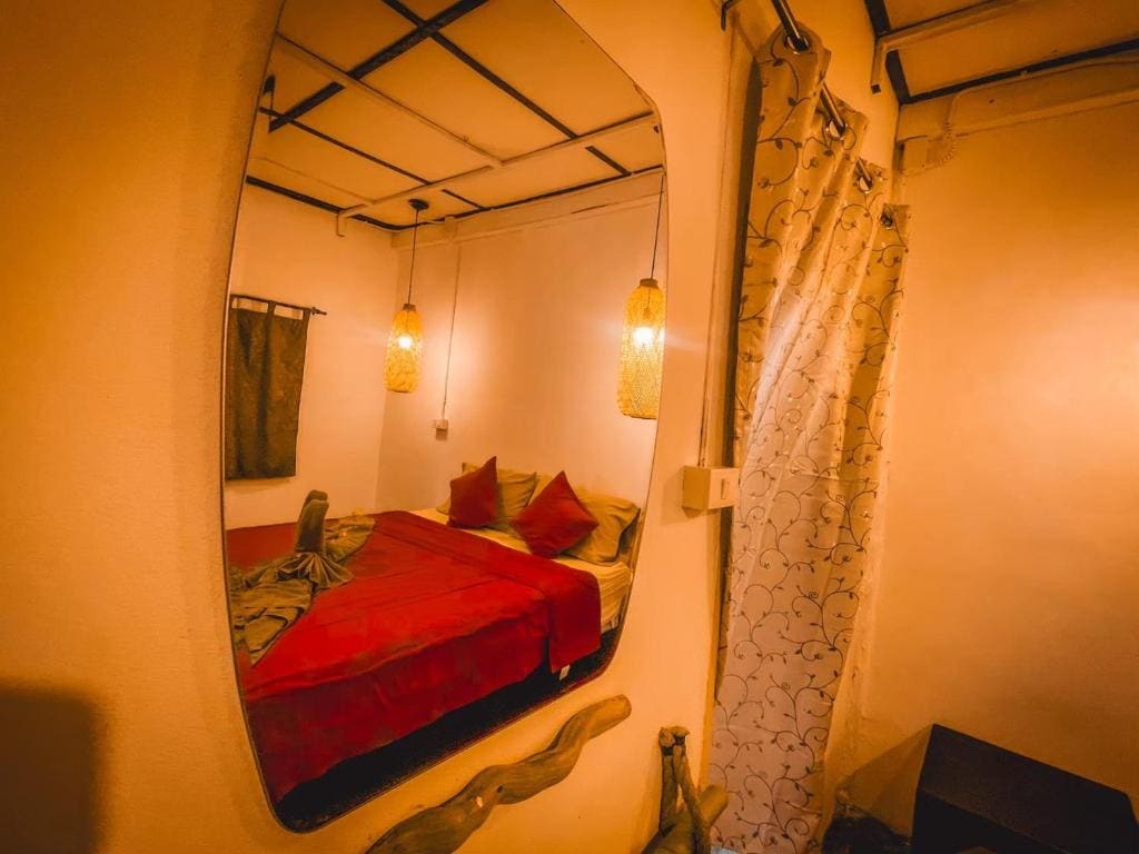 Deluxe Double Room with Shower room - Image 3