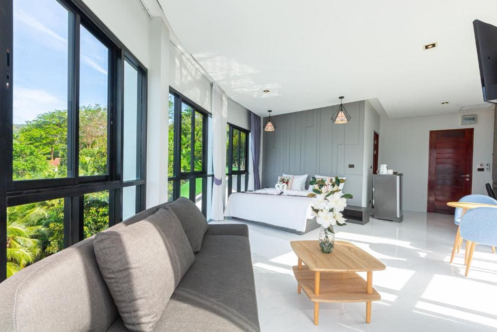 Superior Suite with Sea View room - Image 3