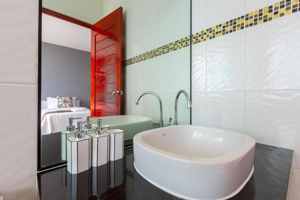 Standard Twin Room with Sea View room - Image 3