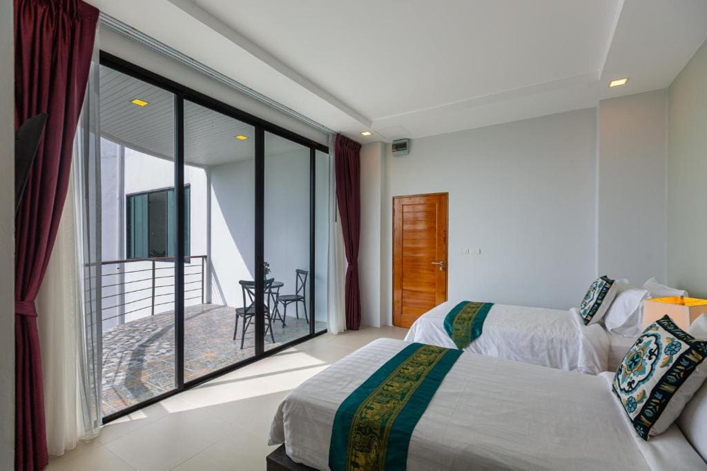Superior Twin Room with Sea View room - Image 3