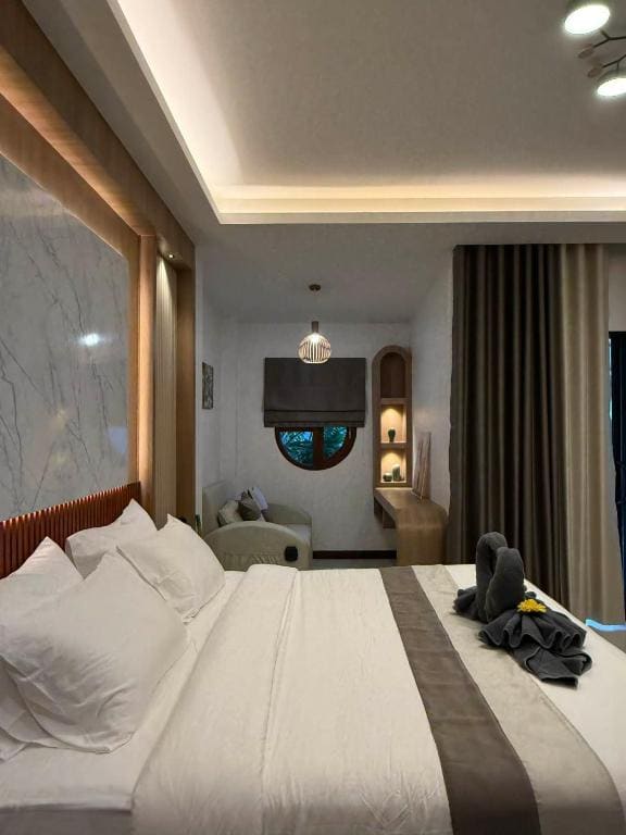 Deluxe King Room room - Image 3