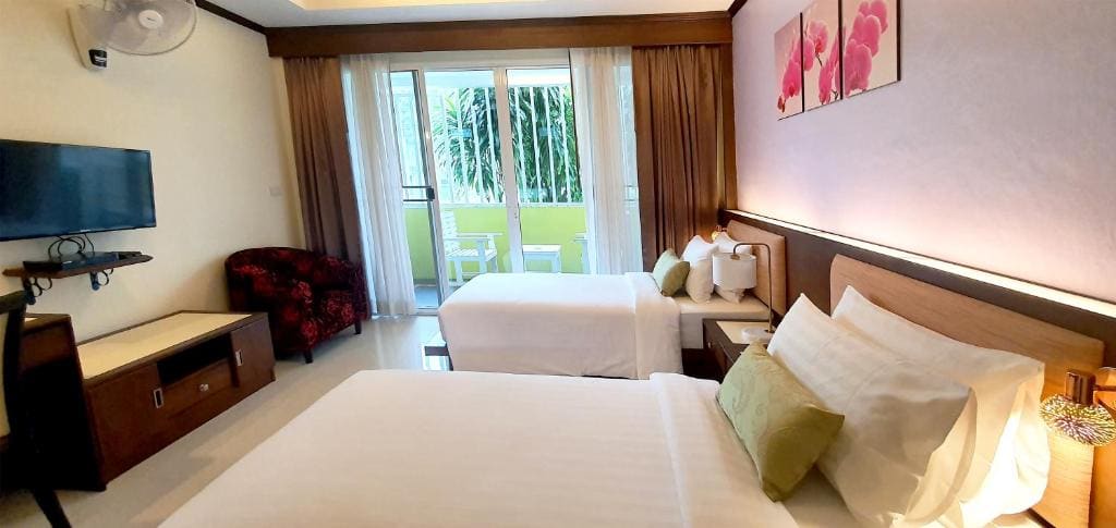 Twin Room with Balcony room - Image 2