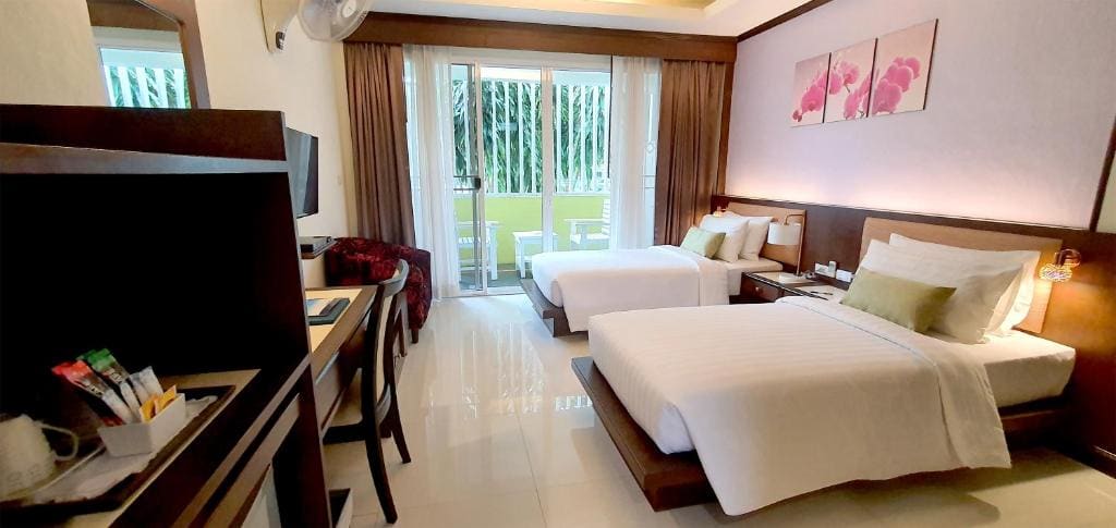 Twin Room with Balcony room - Image 3