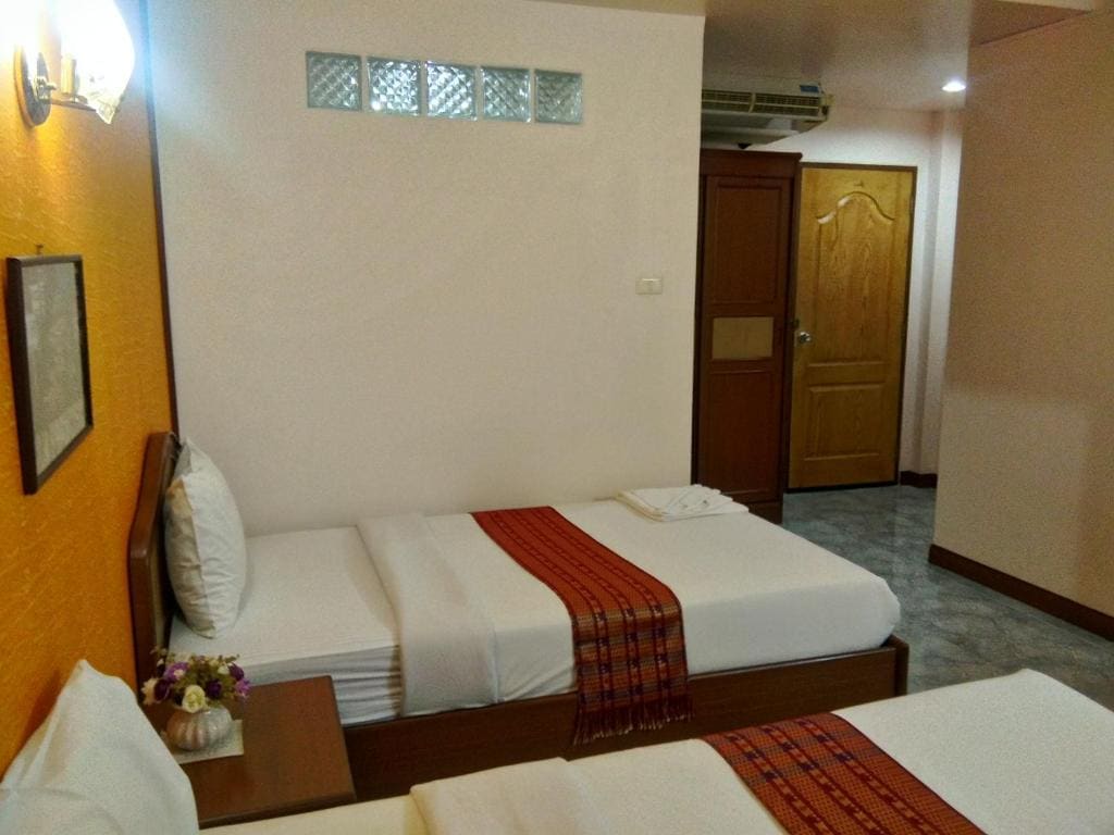 Deluxe Twin Room room - Image 2