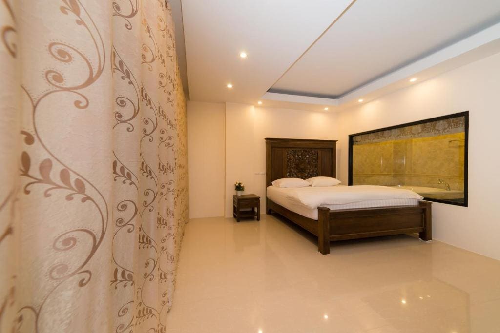 Deluxe Double Room with Bath room - Image 1