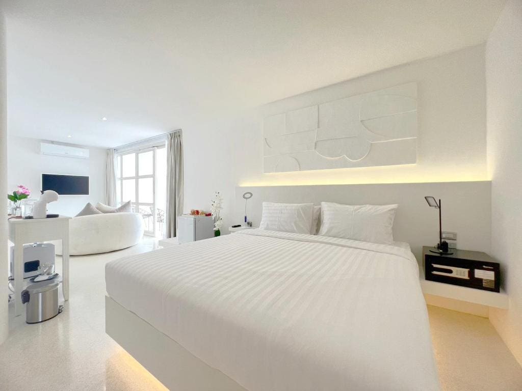 Studio with Pool View room - Image 3