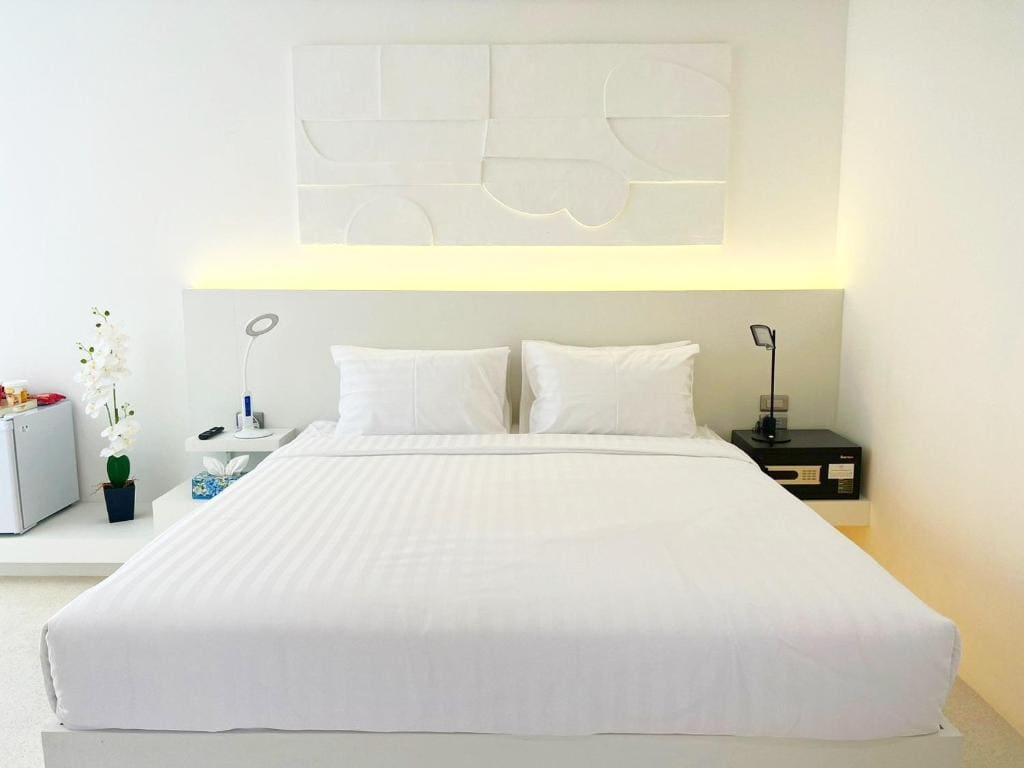 Studio with Pool View room - Image 2