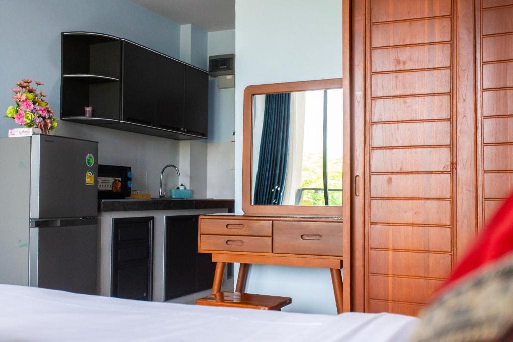 Deluxe Double Room with Balcony room - Image 3