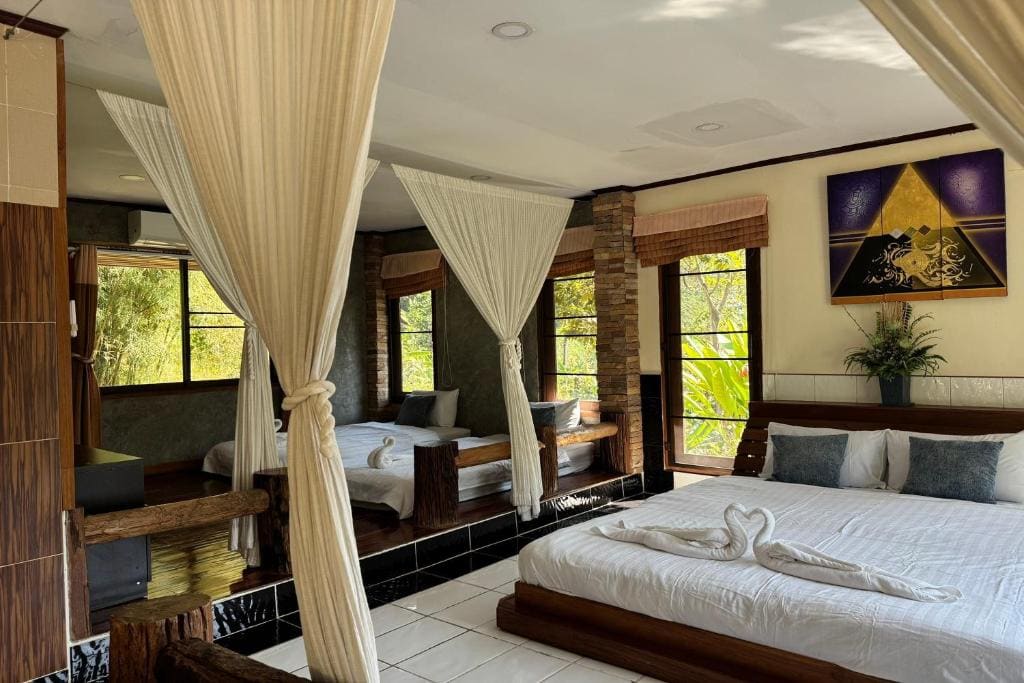 Deluxe Quadruple Room room - Image 3