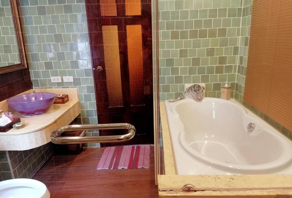 Superior Double Room with Bathtub room - Image 3