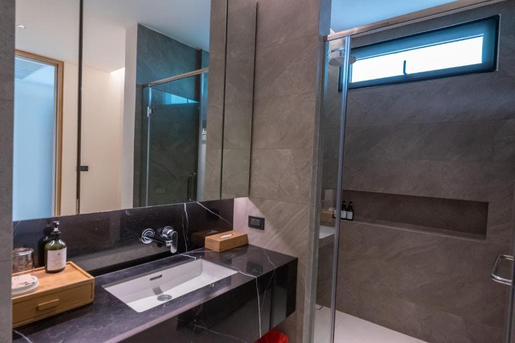 Deluxe Double or Twin Room with Pool View room - Image 2